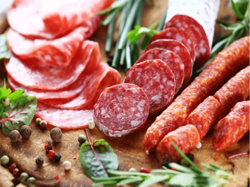 灌香腸用前腿肉還是后腿肉？都不對！香腸老板教你選對肉，不膩且香如鐘表般精準